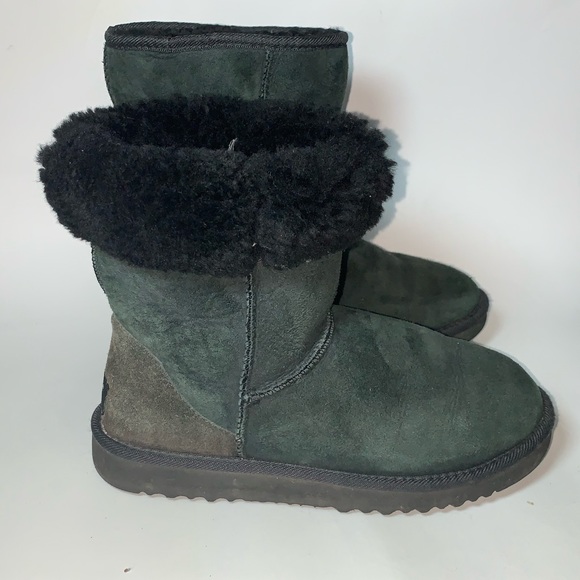 UGG Shoes - UGG women’s classic short boot W 7